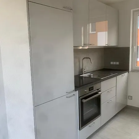 2-room Penthouse In A Class Of Its Own, Near The A66 Motorway And Various Bus Stops, S-bahn/tram Frankfurt am Main